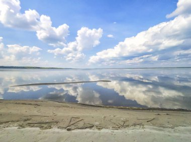 Suda yansıması ile denizin amazing manzara beyaz bulutlar.