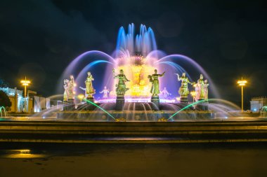 Vdnkh 'daki ulusların dostluğunun çok renkli çeşmesi, Moskova, Rusya