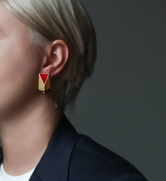 Šperky ve formě náušnic na dívčím uchu zblízka — Stock fotografie
