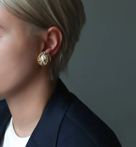 Šperky ve formě náušnic na dívčím uchu zblízka — Stock fotografie