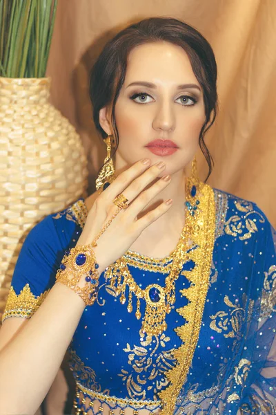 Hinduski Cosplay Młoda Piękna Kobieta Niebieskim Indyjskim Sari Sukienka Zbliżenie — Zdjęcie stockowe