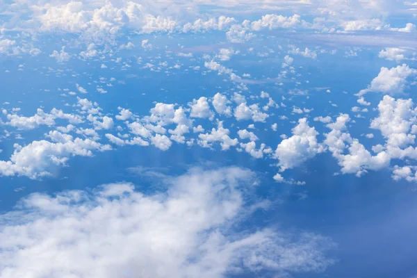 uçaktan görülen mavi gökyüzü ve bulutlar.