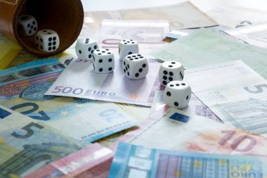 Farklı Euro banknot ve dices wih zar kutusu. Kumar kavramı.