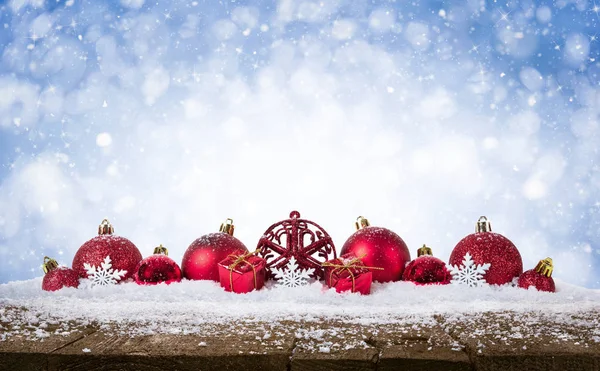 Різдвяний Фон Прикрашені Червоні Кульки Снігу Сніжинками Зірками Дерев Яному — стокове фото