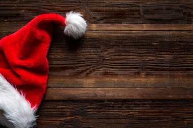 Noel Baba kırmızı şapka ahşap zemin, tatil Noel kavramı üzerine.