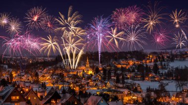 Yeni yıl arifesinde havai fişek ve Seiffen Noel, aydınlatmalı evleri. Saxony Almanya.