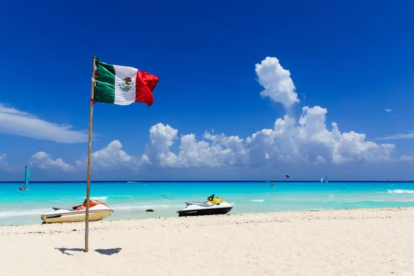 Bandiera del Messico sulla spiaggia con cielo blu nuvoloso — Foto Stock