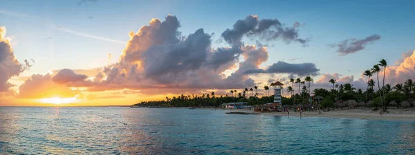 Panorama del atardecer dramático en Bayahibe Beach, La Romana, República Dominicana . — Foto de Stock