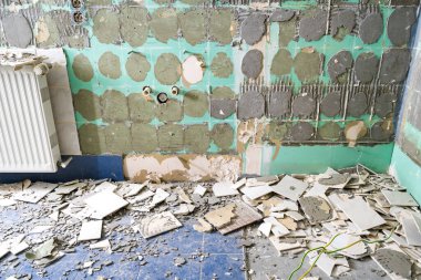 Banyo tadilatı için hazırlanan seramik fayanslar çöpe atılmaya hazır.