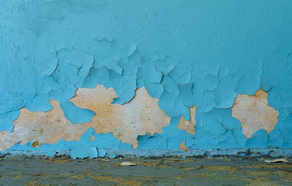 Régi Repedt Kék Festék Egy Falfelületen Piszkos Talajjal — Stock Fotó