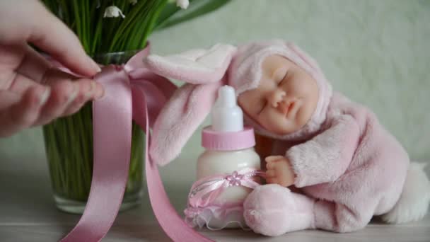 Toy with baby milk sits on a table near flowers. For baby shower. for thematic birthday decor — Stock Video