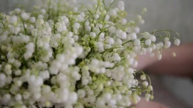 odasındaki masada bir buket vahşi Vadisi lilyum bir kupa olduğunu