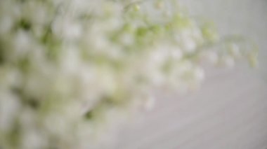 odasındaki masada bir buket vahşi Vadisi lilyum bir kupa olduğunu