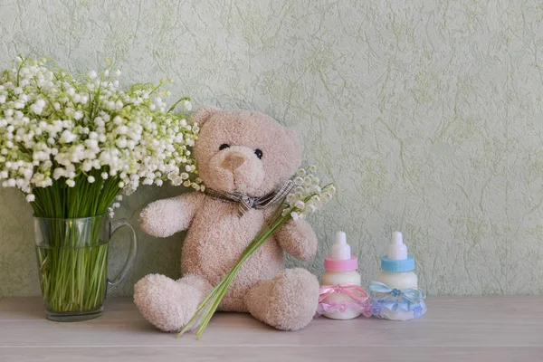 Очікування новонародженого. дитячий душ для вагітного торжества, ведмідь пляшка молока — стокове фото