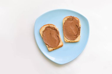 Dekoratif bebek şişe süt ile masada vardır. Bir bebek duş için kutlamak. Tematik Doğum günü dekorasyonu için