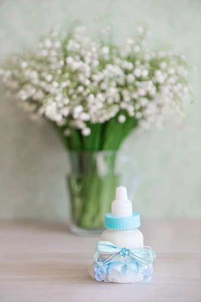 Декоративна дитяча пляшка з молоком на столі. Для дитячого душу святкуйте. для тематичного декору на день народження — стокове фото