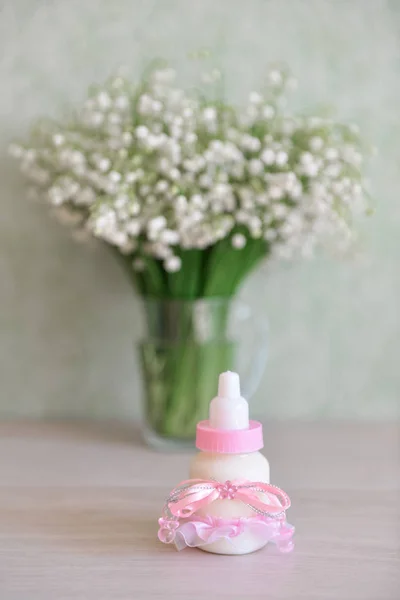Dekoracyjne baby butelki z mlekiem są na stole. Baby shower okazji. urodziny tematyczne wystrój wnętrz — Zdjęcie stockowe
