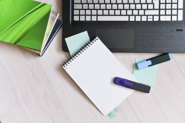 tablo ile bir dizüstü bilgisayar ve blaknotom. Ortada metin girmek için boş bir sayfa.