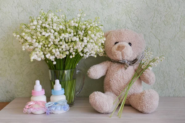 Aspettativa del neonato. una doccia per bambini per una festa di gravidanza, un orso una bottiglia di latte — Foto Stock