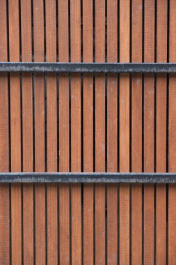 Ahşap çit, metal bölümleri ile yüzey. Duvar, görünümü dikey bir yönetim kurulu. doku, arka plan