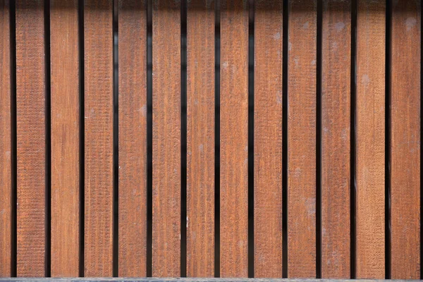 Ahşap çit, metal bölümleri ile yüzey. Duvar, görünümü dikey bir yönetim kurulu. doku, arka plan