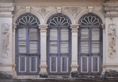 bir satır bir sokakta şehrin eski vintage Windows.