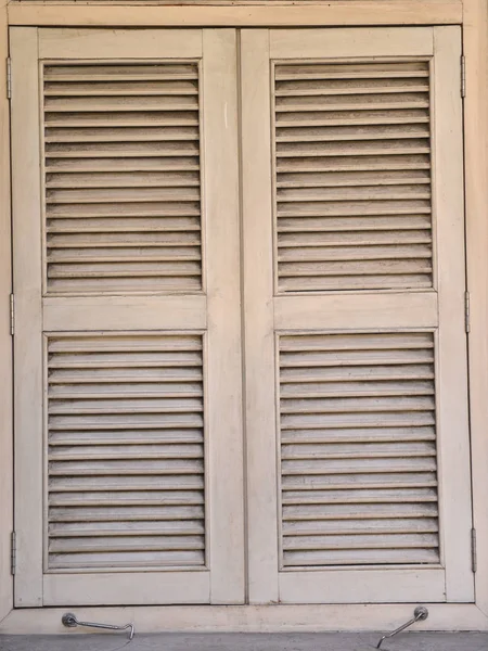 bir satır bir sokakta şehrin eski vintage Windows.