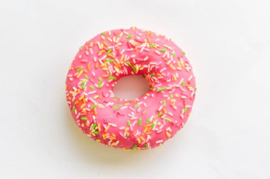 Çörek üzerinde arka izole renkli sprinkles ile.