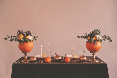 sonbahar düğün dekor çiçek buketi Cadılar Bayramı için kabak bir vazoda. Tablo küme