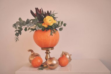 Cadılar Bayramı için kabak bir vazoda sonbahar çiçek buketi. Tablo kümesi. Gelin Buketi