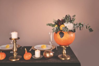 sonbahar düğün dekor çiçek buketi Cadılar Bayramı için kabak bir vazoda. Tablo küme