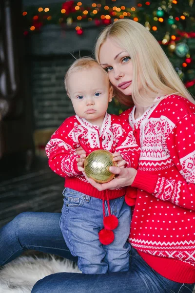 Anne ve çocuk bir Noel ağacı zemin karşı. aile fotoğrafı
