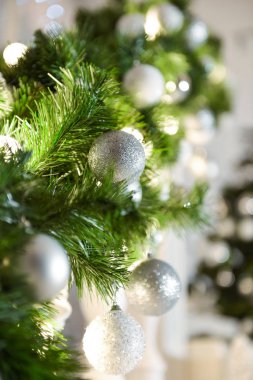 Bir Noel ağacı ile tablo ayarı veya düğün dekorasyonu, studio için Noel dekor. Noel süslemeleri oyuncaklar, mumlar, çam dalları