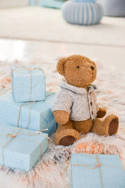 Caixas com presentes de Natal estão sob a árvore Ano Novo — Fotografia de Stock