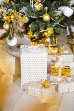 Noel dekor Studio bir klasik tarzın. Noel ağacı dekor oyuncaklar. Yeni yıl iç