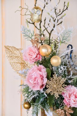 Noel ağacı fotoğraf stüdyosu, yatak odası, yeni yıl çiçek dekorasyon kış iç. toplar, hediyeler, Noel oyuncaklar