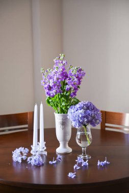 iç dekorasyon, ev rahatlık oluşturmak için veya bir düğün için ayarlama tablo için çiçek aranjman. arka planı olarak kullanma