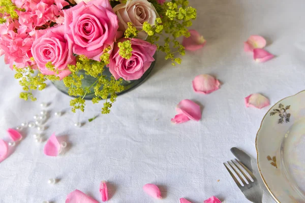 Disposizione floreale per la decorazione d'interni, la tavola apparecchiata per un matrimonio o per creare una comodità domestica. uso come sfondo — Foto Stock