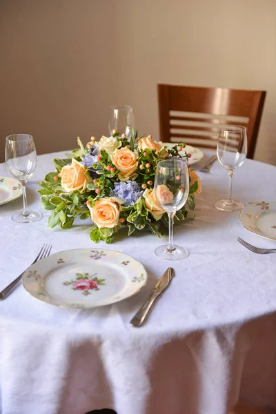花卉布置室内装饰, 为婚礼或创造一个家庭舒适的餐桌设置。用作背景 — 图库照片