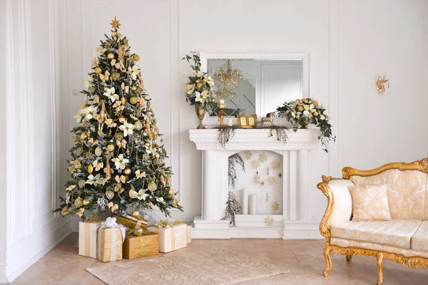 Studio bir klasik tarzı oturma odası ile bir vintage koltuk, şömine, Noel ağacı Noel dekor. Yeni yıl iç