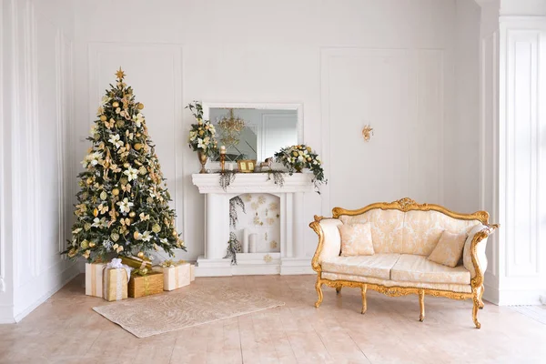 Studio bir klasik tarzı oturma odası ile bir vintage koltuk, şömine, Noel ağacı Noel dekor. Yeni yıl iç