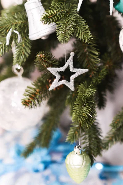 圣诞装饰为桌子的设置, 或婚礼装饰, 一室公寓与圣诞树。圣诞装饰品玩具、蜡烛、冷杉树枝 — 图库照片