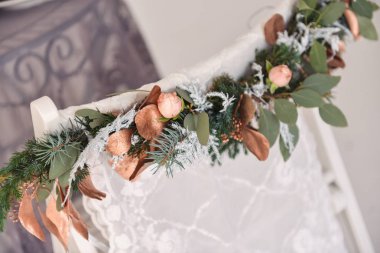 Bir Noel ağacı ile tablo ayarı veya düğün dekorasyonu, studio için Noel dekor. Noel süslemeleri oyuncaklar, mumlar, çam dalları