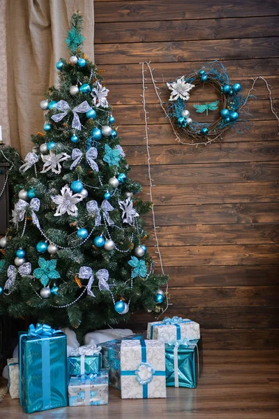 Studio fotografico interno con decorazioni natalizie. Pianoforte, Albero di Natale, regali su sfondo legno scuro — Foto Stock
