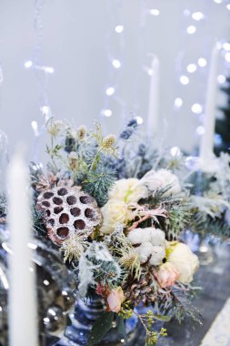 Bir Noel ağacı ile tablo ayarı veya düğün dekorasyonu, studio için Noel dekor. Noel süslemeleri oyuncaklar, mumlar, çam dalları