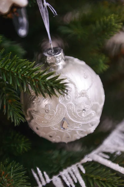 Primer plano de la decoración de Navidad, detalles interiores de Año Nuevo, árbol de Navidad, bolas en las ramas, juguetes, velas, calcetines —  Fotos de Stock