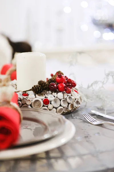 Decoración navideña Ajuste de mesa festivo. Año Nuevo arreglo floral — Foto de Stock