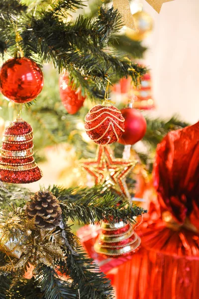 Primer plano de la decoración de Navidad, detalles interiores de Año Nuevo, árbol de Navidad, bolas en las ramas, juguetes, velas, calcetines —  Fotos de Stock