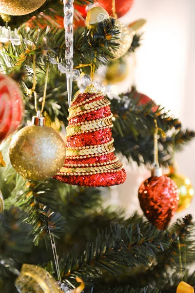 Primer plano de la decoración de Navidad, detalles interiores de Año Nuevo, árbol de Navidad, bolas en las ramas, juguetes, velas, calcetines —  Fotos de Stock