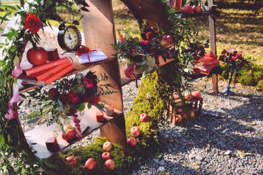 sonbahar düğün dekor açık havada kümesi. Çiçek aranjman çiçek ve meyve. düğün töreni ayrıntıları. Yeni evliler dekoratör için hazırlama